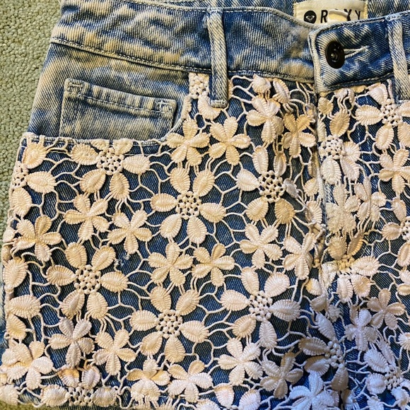 Roxy Jean shorts w/ light pink flower lace, size 3 - Picture 2 of 4